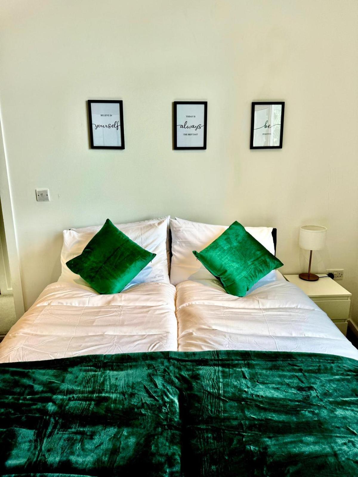 Three Bedroom House By Peacegrove Homes Short Lets & Serviced Accommodation Brighton With Free Wifi & Pet Friendly エクステリア 写真